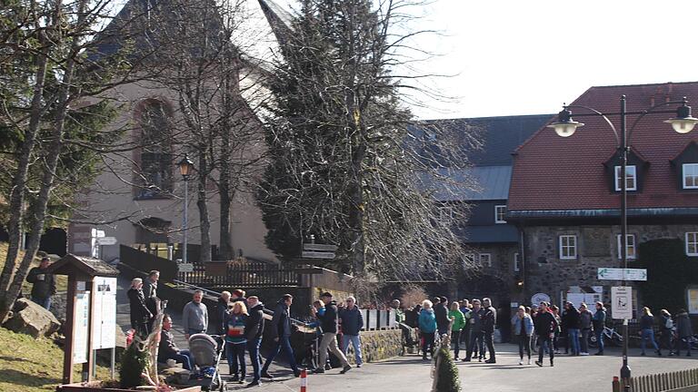 Den Sonnenschein und ein Klosterbier genossen am Sonntagnachmittag zahlreiche Besucher am Kreuzberg. Den Sonnenschein und ein Klosterbier genossen am Sonntagnachmittag zahlreiche Besucher am Kreuzberg.