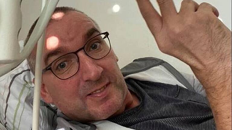andreas Sandwall 4       -  Das hat kaum ein Arzt für möglich gehalten: Bürgermeister Andreas Sandwall liegt im Krankenhaus nach fünf Wochen Koma &ndash; und macht siegessicher das  Victory-Zeichen.
