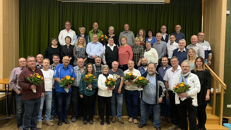 Das Bild zeigt die Jubilar/-innen und Rentner/-innen, zusammen mit der Werkleitung, dem Betriebsratsvorsitzenden und dem Organisationsteam der Veranstaltung. Das Bild zeigt die Jubilar/-innen und Rentner/-innen, zusammen mit der Werkleitung, dem Betriebsratsvorsitzenden und dem Organisationsteam der Veranstaltung.