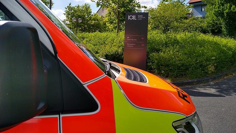 Ein Rettungswagen des Bayerischen Roten Kreuzes (BRK) fährt zur Notaufnahme der Klinik Kitzinger Land (Symbolfoto). Ein Rettungswagen des Bayerischen Roten Kreuzes (BRK) fährt zur Notaufnahme der Klinik Kitzinger Land (Symbolfoto).