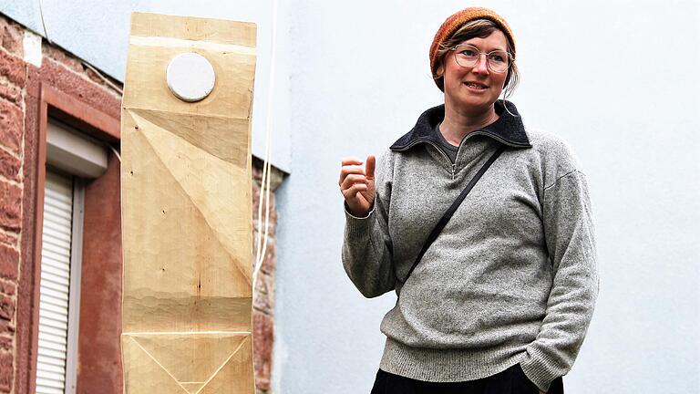 Maria Boldt zeigt ihr Werk 'Milchtüte mit weißem Deckel' im sogenannten Westentaschenpark hinter dem Franck-Haus.