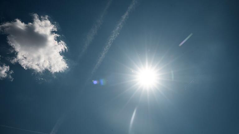 Die Sonne scheint vom blauem Himmel.jpeg       -  Die Sonne scheint bei sommerlichen Temperaturen vom blauen Himmel.