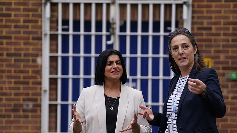 Besuch von Shabana Mahmood in HMP Bedford       -  Die Regierung will etliche Häftlinge früher entlassen, weil die Gefängnisse zu voll sind.