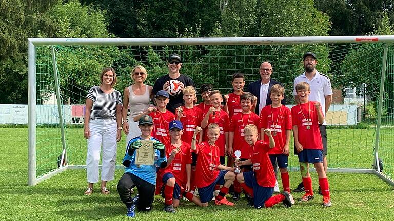 Die siegreiche Schülermannschaft aus Niederwerrn sowie Erwachsene von links: Tanja Hochrein, Schulleiterin GS Niederwerrn; Eva Limbach, Sportbeauftragte GS Niederwerrn; Christoph Paul, Trainer GS Niederwerrn; Frank Hagen, Schulrat; Jörn Betz, Obmann Fußball GS.