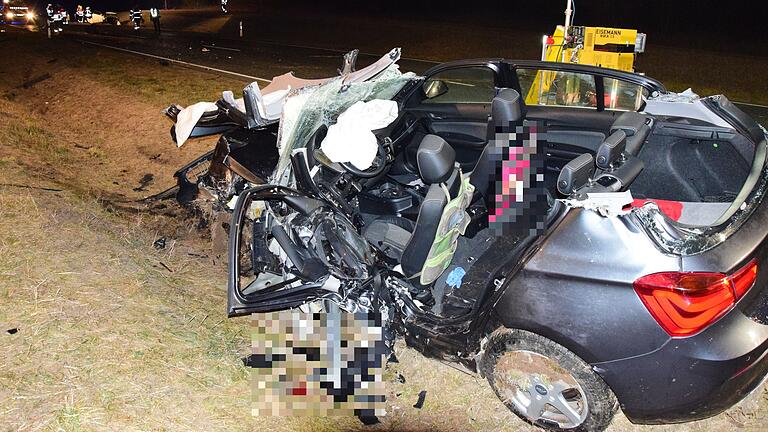 Beide Autos wurden bei dem Unfall total zerstört. Im Bild der BMW der Frau.