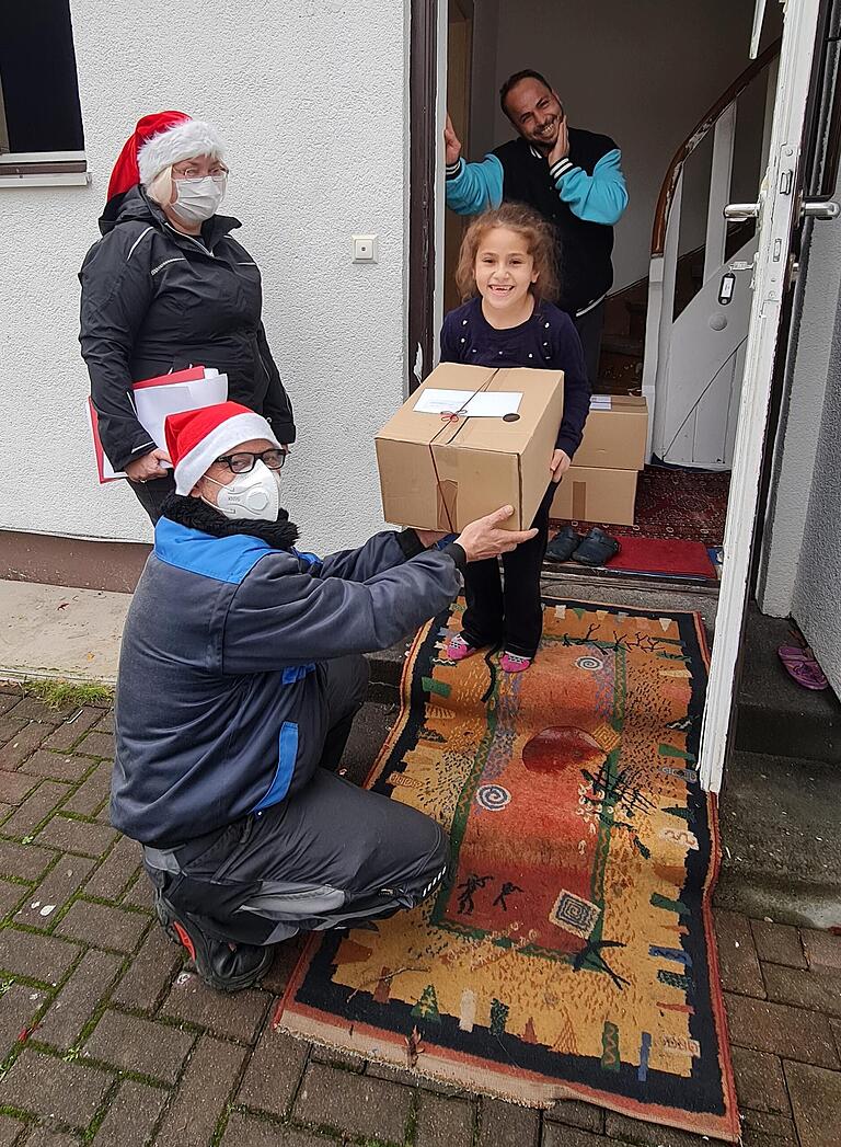 Leuchtende Kinderaugen bei der Übergabe der Lions Club-Weihnachtspakete.