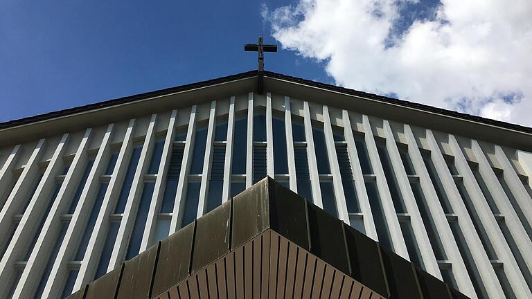 Kirche St. Laurentius in Bad Bocklet: Laut Stellungnahme der Diözese Würzburg hat der wegen sexuellen Missbrauchs verurteilte Priester auf die Pfarreiengemeinschaft 'Heilig Kreuz Bad Bocklet' verzichtet. Kirche St. Laurentius in Bad Bocklet: Laut Stellungnahme der Diözese Würzburg hat der wegen sexuellen Missbrauchs verurteilte Priester auf die Pfarreiengemeinschaft 'Heilig Kreuz Bad Bocklet' verzichtet.