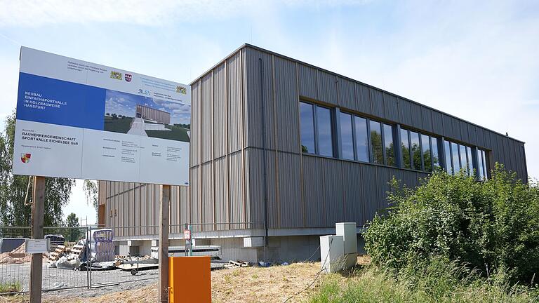 Die Fassade der neuen Turnhalle am Eichelsee in Haßfurt, die komplett in Holzbauweise erstellt wird, ist mit heimischem Erlenholz verschalt.