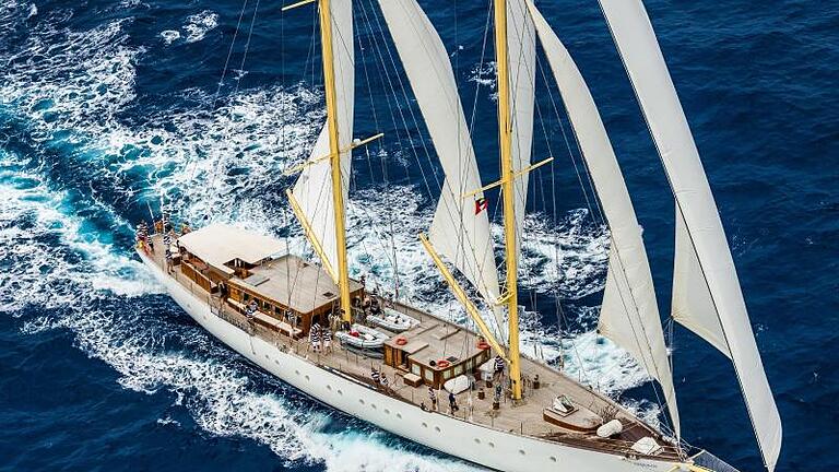 Klein, aber fein: Segelschiff des Anbieters Sailing-Classics. Foto: Tobias Störkle/Sailing-Classics/dpa-tmn       -  Bis heute nutzen Segelschiffe die Passatwinde für Rückenwind.