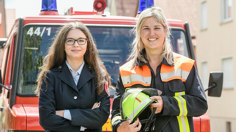 Die 1. Kommandantin der Freiwilligen Feuerwehr Ingolstadt Marion Fries (rechts) und Feuerwehrfrau Johanna Genauer meinen: Frauen brauchen keine Scheu haben, der Feuerwehr beizutreten.