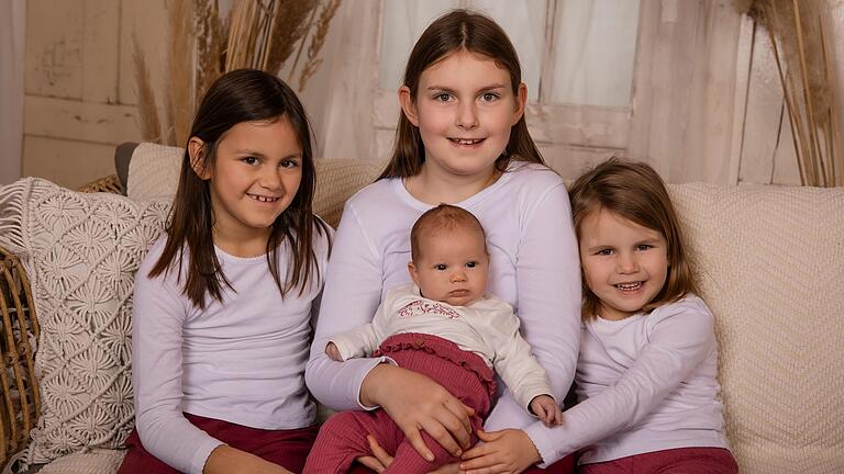 Die großen Schwestern Frida (9), Greta (7) und Emma (4) kümmern sich liebevoll um Paula, die am Dienstag, 31. Oktober 2023, im Rhön-Klinikum Campus Bad Neustadt geboren wurde.