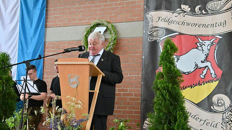 Obmann Norbert Jeßberger wies auf die Bedeutung des Feldgeschworenen-Wesens in seiner Begrüßungsansprache hin.