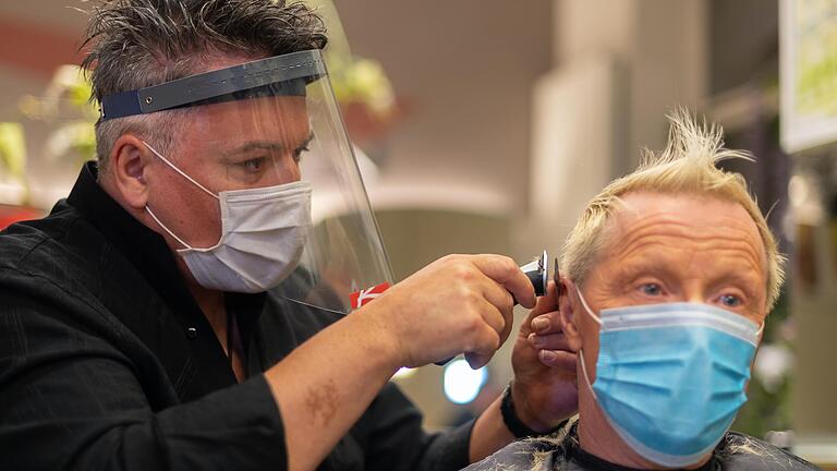 Friseur-Besuche sind seit Montag unter strengen Auflagen wieder möglich.