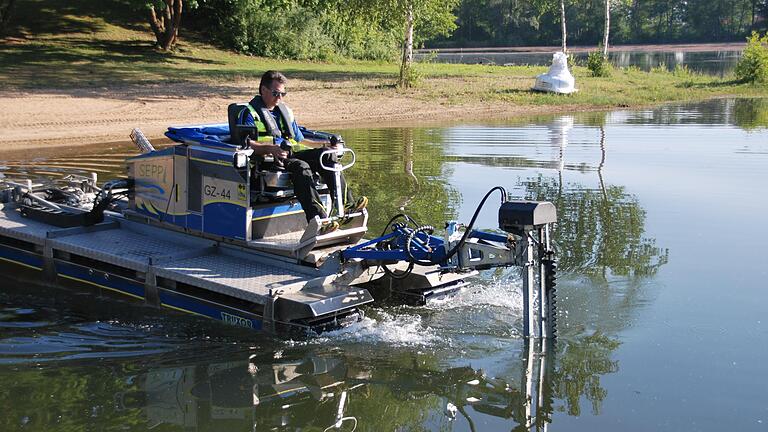 Kaum im Wasser, senkt Jürgen Sepp den Mähbalken und das Boot beginnt mit seiner Arbeit. In wenigen Stunden ist der ganze Badebereich gesäubert, die Algen gekürzt.