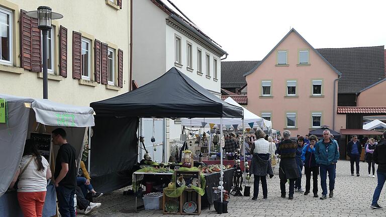 Viel zu entdecken gab es beim Pfingstmarkt in Ebenhausen, unter anderem in der Hennebergstraße.       -  Viel zu entdecken gab es beim Pfingstmarkt in Ebenhausen, unter anderem in der Hennebergstraße.