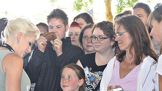 Umlagert: Melanie Müller schrieb Autogramme und ließ sich fotografieren.