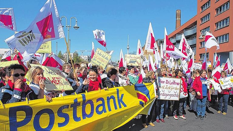 Demonstration in Berlin: Im Tarifstreit bei der Postbank hat die Gewerkschaft ver.di eine unbefristete Streikwelle gestartet. Am Montag waren Filialen in mehreren ostdeutschen Bundesländern betroffen. Die Aktionen werden am Dienstag in Niedersachsen, Bayern und Hessen fortgesetzt. Angesichts eines möglichen Verkaufs durch die Deutsche Bank fürchteten die Beschäftigten um ihre Arbeitsplätze. Demonstration in Berlin: Im Tarifstreit bei der Postbank hat die Gewerkschaft ver.di eine unbefristete Streikwelle gestartet. Am Montag waren Filialen in mehreren ostdeutschen Bundesländern betroffen. Die Aktionen werden am Dienstag in Niedersachsen, Bayern und Hessen fortgesetzt. Angesichts eines möglichen Verkaufs durch die Deutsche Bank fürchteten die Beschäftigten um ihre Arbeitsplätze.