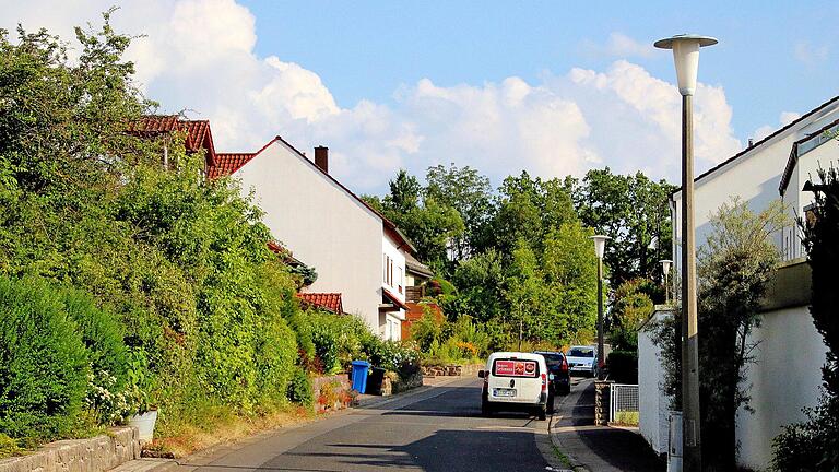 Die Simon-Breu-Straße ist eine relativ ruhige Wohnstraße auf der Zent. Sie  ist nach einem berühmten Komponisten, der mit Münnerstadt allerdings nichts  zu tun hat, benannt. Fotos: Dieter Britz       -  Die Simon-Breu-Straße ist eine relativ ruhige Wohnstraße auf der Zent. Sie  ist nach einem berühmten Komponisten, der mit Münnerstadt allerdings nichts  zu tun hat, benannt. Fotos: Dieter Britz