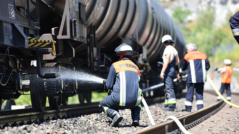 Mehrere Feuerwehren aus der Umgebung haben den Brand am Bahndamm bei Karlstadt unter Kontrolle gebracht. Mehrere Feuerwehren aus der Umgebung haben den Brand am Bahndamm bei Karlstadt unter Kontrolle gebracht.
