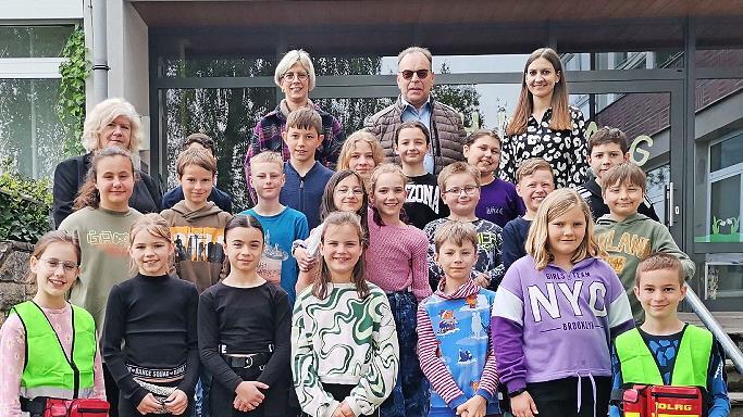 Die Schüler der 4. Klasse der Nüdlinger Schlossberg-Grundschule mit (hinten von links) Schulleiterin Susanna Bickert, 2. Vorsitzender des Fördervereins Judith Weber und 1. Vorsitzenden Harald Bötsch sowie Klassenlehrerin Carolin Braun.       -  Die Schüler der 4. Klasse der Nüdlinger Schlossberg-Grundschule mit (hinten von links) Schulleiterin Susanna Bickert, 2. Vorsitzender des Fördervereins Judith Weber und 1. Vorsitzenden Harald Bötsch sowie Klassenlehrerin Carolin Braun.