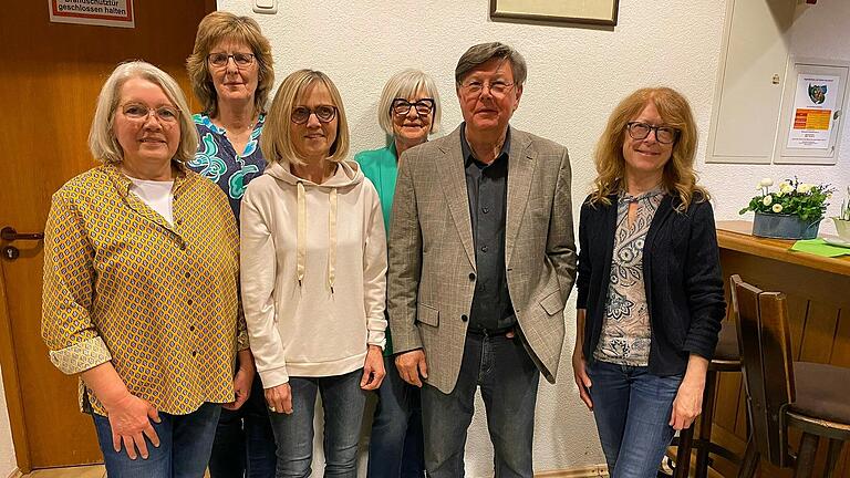 Die neu gewählte Vorstandschaft des Obst- und Gartenbauvereins Hausen und Ortsteile (von links): Petra Höfer-Paweletzki, Hiltrud Höfer, Rita Schmitt, Angelika Stark, Jürgen Ofen und Annette Trageser-Rumpel. Es fehlt der zweite Vorsitzende Siegbert Braun.