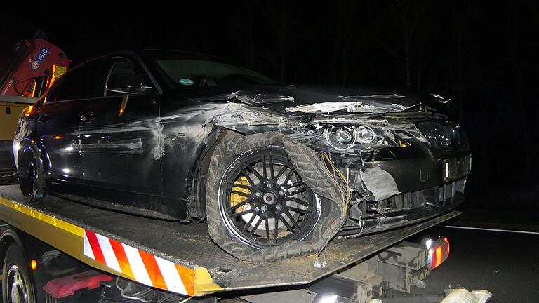 Ein total beschädigter BMW war das Resultat einer wilden Verfolgungsjagd der Polizei im Zeiler Ortsteil Ziegelanger, bei dem ein 16-Jähriger vor der Polizei floh. Ein total beschädigter BMW war das Resultat einer wilden Verfolgungsjagd der Polizei im Zeiler Ortsteil Ziegelanger, bei dem ein 16-Jähriger vor der Polizei floh.