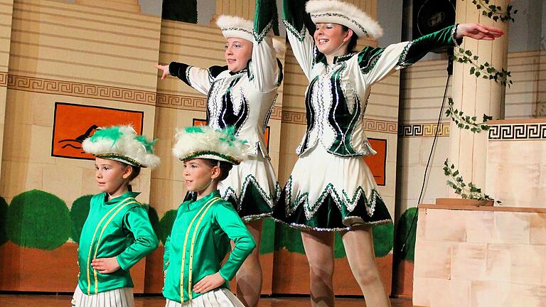 Gleich vier Funkenmariechen hatten in Ostheim ihren Auftritt. Lia Mußmächer und Lea Lorenz (hinten) sowie Larissa Hendrich und Anna Reukauf haben dafür hart trainiert. Sie mit anhaltendem Applaus und 'Zugabe'-Rufen belohnt. Gleich vier Funkenmariechen hatten in Ostheim ihren Auftritt. Lia Mußmächer und Lea Lorenz (hinten) sowie Larissa Hendrich und Anna Reukauf haben dafür hart trainiert. Sie mit anhaltendem Applaus und 'Zugabe'-Rufen belohnt.