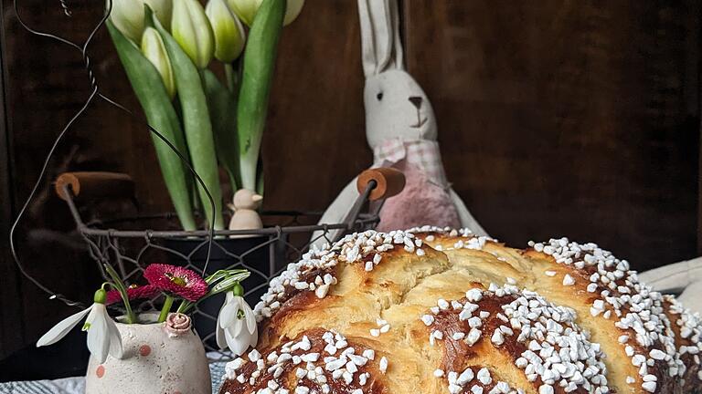 Hefezopf       -  Ein luftiger Hefezopf, reichlich mit Hagelzucker bestreut, darf an Ostern nicht fehlen.