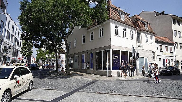 Vertagt hat der Bau- und Umweltausschuss einen Abrissantrag einer Schweinfurter Investorengruppe für drei Häuser zwischen Roßmarkt und Wichtermann-Platz (rechts im Bild). Dort soll ein neues Wohn- und Geschäftshaus entstehen, das Landesamt für Denkmalpflege verweigert aber die Abrissgenehmigung für die unter Denkmalschutz stehenden Gebäude.