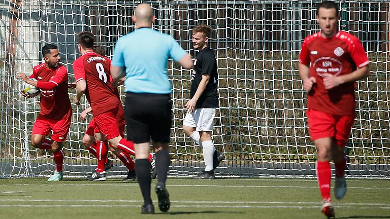 Torschütze Rodolfo Ramos (links) vom FC Eibelstadt schnappt sich den Ball und trägt ihn zum Anstoßpunkt zurück. Das Bild entstand im Kreisliga-Spiel gegen den SV Maidbronn. Nach drei Siegen kamen die Eibelstädter zu Hause gegen den ETSV zu einem Unentschieden. Torschütze Rodolfo Ramos (links) vom FC Eibelstadt schnappt sich den Ball und trägt ihn zum Anstoßpunkt zurück. Das Bild entstand im Kreisliga-Spiel gegen den SV Maidbronn. Nach drei Siegen kamen die Eibelstädter zu Hause gegen den ETSV zu einem Unentschieden.
