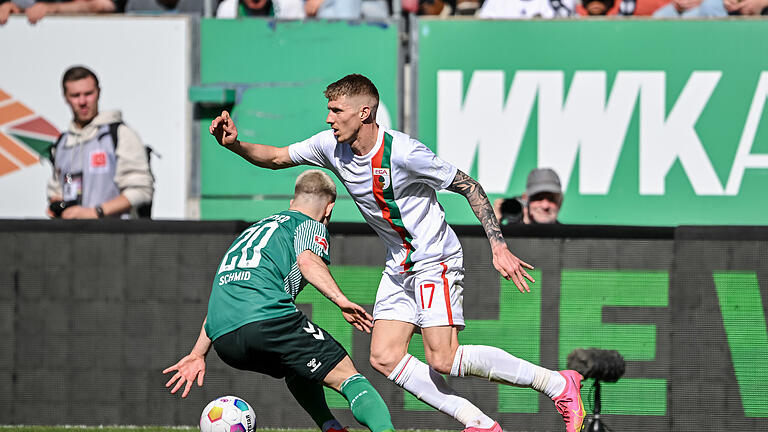 FC Augsburg - Werder Bremen.jpeg       -  Noch hat der FC Augsburg die Kaufoption nicht gezogen, aber die Wahrscheinlichkeit ist hoch, dass Kristijan Jakic (rechts) der erste Neuzugang des Fußball-Bundesligisten wird.