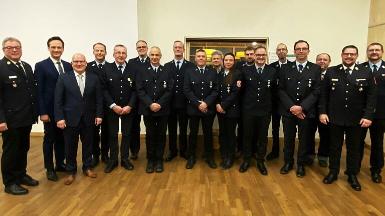 Landrat Florian Töpper (Zweiter von links) ehrte Mitglieder der Feuerwehr Oberschwarzach für langjährige Dienstzeit: Thorsten Radler, Sebastian Brehm, Stephan Jehle, Markus Messingschlager, Thomas Thölken, Franz Murk, Silvia Murk, Andreas Öhrlein (alle 25 Jahre), Georg Solf, Gebhard Herzog, Bernhard Seger, Georg Kundmüller, Paul Hugo (alle 40 Jahre). Mit im Bild Kreisbrandrat Holger Strunk und sein designierter Nachfolger Alexander Bönig, Kreisbrandmeister Fabian Haubenreich und Bürgermeister Manfred Schötz. Landrat Florian Töpper (Zweiter von links) ehrte Mitglieder der Feuerwehr Oberschwarzach für langjährige Dienstzeit: Thorsten Radler, Sebastian Brehm, Stephan Jehle, Markus Messingschlager, Thomas Thölken, Franz Murk, Silvia Murk, Andreas Öhrlein (alle 25 Jahre), Georg Solf, Gebhard Herzog, Bernhard Seger, Georg Kundmüller, Paul Hugo (alle 40 Jahre). Mit im Bild Kreisbrandrat Holger Strunk und sein designierter Nachfolger Alexander Bönig, Kreisbrandmeister Fabian Haubenreich und Bürgermeister Manfred Schötz.