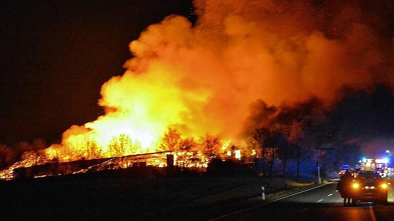 Großeinsatz: Die Flammen waren weithin sichtbar, insgesamt 250 Einsatzkräfte waren nach Junkershausen gekommen um den Großbrand unter Kontrolle zu bringen. Großeinsatz: Die Flammen waren weithin sichtbar, insgesamt 250 Einsatzkräfte waren nach Junkershausen gekommen um den Großbrand unter Kontrolle zu bringen.