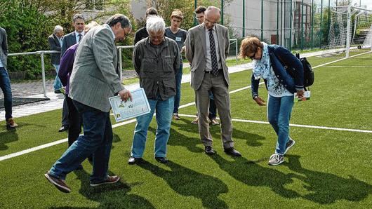 Nach einem Jahr mit dem Kunstrasenplatz – hier ein Bild von der Vorstellung – zog Bürgermeister Bernhard Ruß in der Sitzung des Sander Gemeinderates eine positive Bilanz: „Es motiviert, auf so einem Platz Fußball zu spielen und Sport zu treiben. Wer sich am Sportgelände umschaut, wird überrascht sein, wie stark die sporttreibende Jugend den Kunstrasenplatz für sich in Anspruch genommen hat.“ Nach einem Jahr mit dem Kunstrasenplatz – hier ein Bild von der Vorstellung – zog Bürgermeister Bernhard Ruß in der Sitzung des Sander Gemeinderates eine positive Bilanz: „Es motiviert, auf so einem Platz Fußball zu spielen und Sport zu treiben. Wer sich am Sportgelände umschaut, wird überrascht sein, wie stark die sporttreibende Jugend den Kunstrasenplatz für sich in Anspruch genommen hat.“