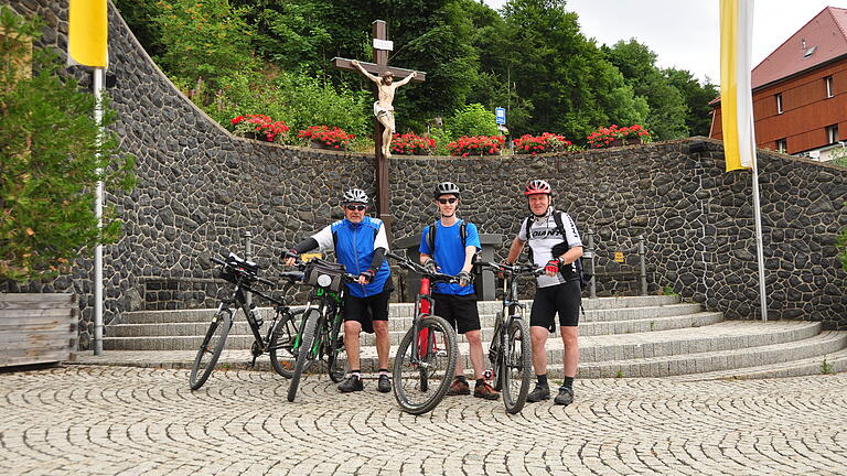 Nach einem sehr anstrengenden Aufstieg bei über 35 Grad ging es nach einem kurzen Gebet am Freialtar im Kloster den Berg hinunter: auf dem 371 Jahre alten Weg zurück bis Würzburg. v.l. Michael Weilnhammer, Florian Baumgartner, Andreas Baumgartner Foto: Elfriede Streitenberger&nbsp;