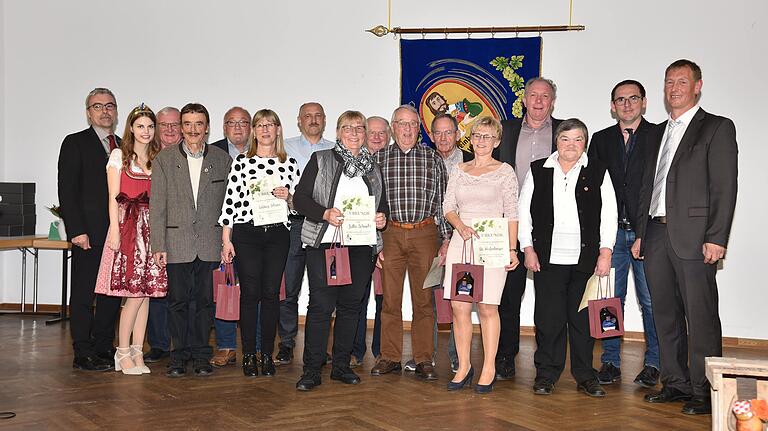 Für 25-jährige Mitgliedschaft wurden geehrt:Im Bild vordere Reihe von links: Weinprinzessin Marie Schneider, Jutta Schmotz, Elmar Müller, Ute Weißenberger und Lioba BauerHintere Reihe von links: Vizepräsident des Fränkischen Weibauverbandes Andreas Oehm, Zehntgraf Albert Kestler, Harald Brach, Roland Nicola, Ludwig Füßer, Ernst Grob, Thomas Pabst, Bürgermeister Tobias Blesch und Vorstand Rainer Thaler.