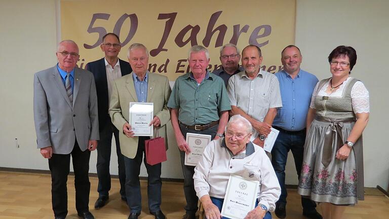 Landesvorstandsmitglied Georg Grembler (von links)  und Vorsitzender Bernd Rieger ehren langjährige Mitglieder für 40 und 50 Jahre Treue: Martin Günter, Klaus Stingl, Rudi Viering, Kurt Mauermayer, Erich Schießer, stellvertretender Vorsitzender Sylvio Heinig, Bürgermeisterin Patricia Schießer. Foto: Doris Bauer       -  Landesvorstandsmitglied Georg Grembler (von links)  und Vorsitzender Bernd Rieger ehren langjährige Mitglieder für 40 und 50 Jahre Treue: Martin Günter, Klaus Stingl, Rudi Viering, Kurt Mauermayer, Erich Schießer, stellvertretender Vorsitzender Sylvio Heinig, Bürgermeisterin Patricia Schießer. Foto: Doris Bauer