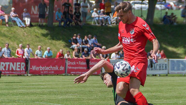 Eines seiner besten Spiele für den TSV Aubstadt lieferte Björn Schönwiesner (am Ball), in dieser Szene gegen Daniel Massinger vom SV Schalding-Heining.