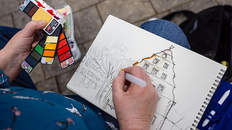 Farben spielen beim Urban Sketching eine wichtige Rolle. Viele Urban Sketcher kolorieren ihre Skizzen mit handlichen Farbmalkästen und speziellen Pinseln mit Wassertank.