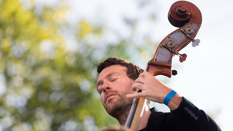 Songs an einem Sommerabend       -  Mehrere Hundert Menschen besuchen am Samstag (15.06.19) das Liedermacher-Festival „Songs an einem Sommerabend“ im Park des Klosters Himmelspforten in Würzburg.