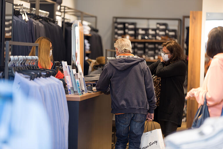 Auch in Corona-Zeiten gut besucht: Am 30. April öffnete das Outlet-Center Wertheim Village nach sechs Wochen Schließung&nbsp; wieder. Für ein Einkauf gilt wie überall: Maskenpflicht.