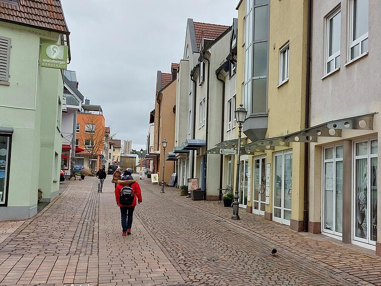 In die Bronnbacher Straße 10 in Marktheidenfeld zieht im Frühling der neue Bekleidungsladen 'Lieblingsmode Marktheidenfeld' ein. Damit füllt sich das letzte leere Schaufenster in der Straße. Anderswo in der Altstadt sind die Aussichten jedoch nicht so gut. Insgesamt gibt es 16 Leerstände.