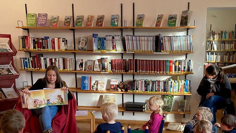 Gespannt lauschen Kinder am bundesweiten Vorlesetag Melanie Göpel, die eine Bilderbuchgeschichte von einem kleinen Indianer präsentierte. Anschließend konnten sich alle im Bestimmen von Tierspuren versuchen.       -  Gespannt lauschen Kinder am bundesweiten Vorlesetag Melanie Göpel, die eine Bilderbuchgeschichte von einem kleinen Indianer präsentierte. Anschließend konnten sich alle im Bestimmen von Tierspuren versuchen.