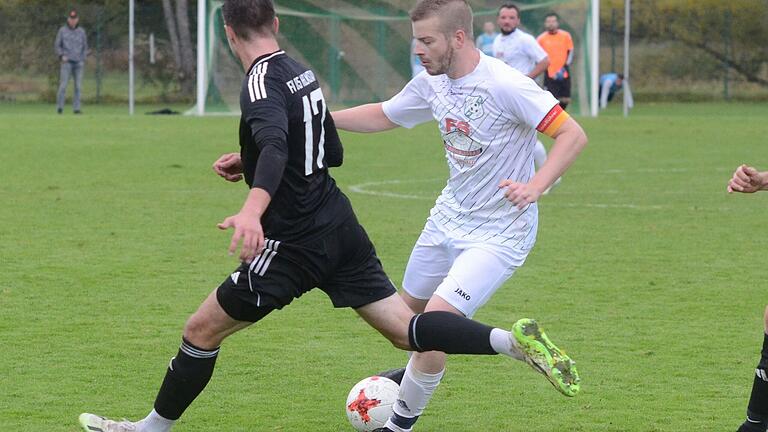 Nichts zu holen gab es im Spitzenspiel der Kreisliga Würzburg 2 für den TSV Neuhütten-Wiesthal (rechts mit Dominijk Kunkel), der dem FV Helmstadt (links mit Kai Schlagmüller) mit 0:5 unterlag.