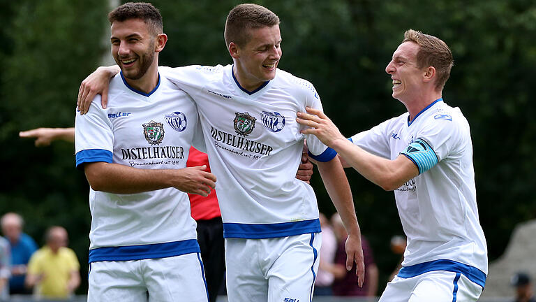 Fußball, Bayernliga: Würzburger FV - DJK Gebenbach 6:1 (5:1)       -  Adrian Istrefi (links) und Sebastian Fries (rechts) freuen sich am 5. August 2017 mit Torschütze Dennie Michel über dessen Treffer zum 3:0.