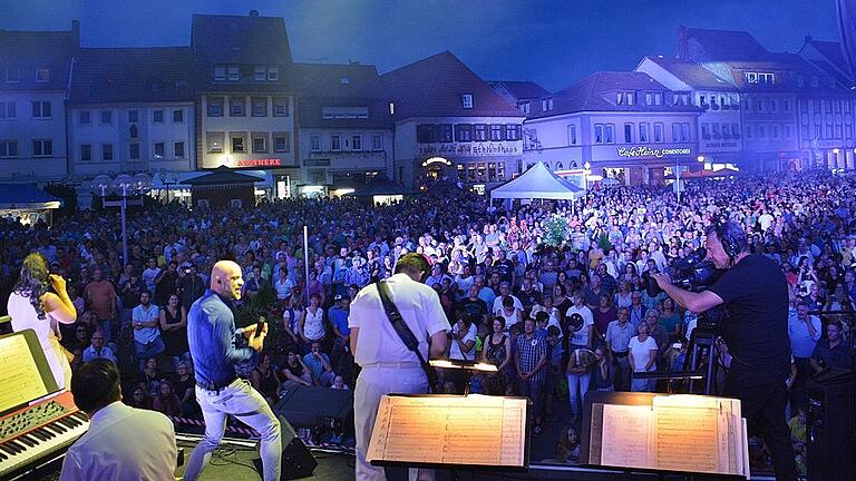 Die Bigband der Bundeswehr begeisterte am 30. August auf dem Bad Königshofener Marktplatz. Auf der großen Bühne, boten die Musiker ein Programm, das die Zuhörer im wahrsten Sinn des Wortes mitriss. Rund zwei Stunden lang gab es Bigband Musik vom Feinsten.