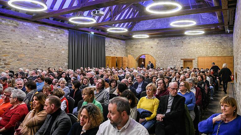 Ausverkauft: Über 300 Menschen wollten den Autor Axel Hacke im Rahmen des MainLit Festivals aus seinem Buch 'Wozu wir da sind' lesen hören. Die umgebaute Scheune von Gut Wöllried in Rottendorf in der Nähe von Würzburg war der perfekte Veranstaltungsort. Ausverkauft: Über 300 Menschen wollten den Autor Axel Hacke im Rahmen des MainLit Festivals aus seinem Buch 'Wozu wir da sind' lesen hören. Die umgebaute Scheune von Gut Wöllried in Rottendorf in der Nähe von Würzburg war der perfekte Veranstaltungsort.