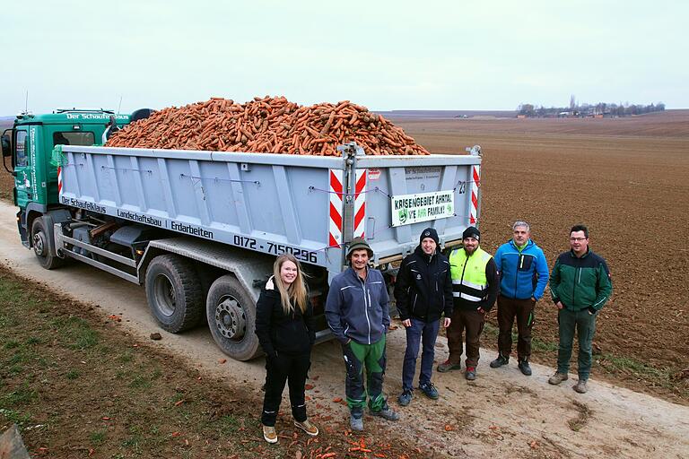 Alle Beteiligten freuen sich über die gelungene Aktion (von links) Janina Walter, Sebastian Klaus (beide Landschaftsbau Schaufelklaus), Sebastian Klein (Maschinenring Arnstein), Pascal Keller (Betrieb Sauer), Stefan Lindner (LSV) und Tobias Sauer (Initiator).