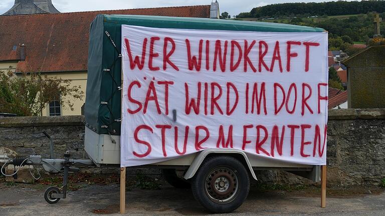 Wo sich Windräder drehen sollen, ist der Protest meistens schon da, wie hier in einem Dorf im Landkreis Main-Spessart.