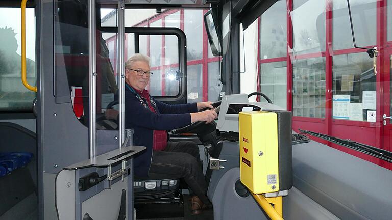 Busfahrer Heinz Hetterich aus Arnstein ist mit 77 Jahren noch aushilfsweise unterwegs. Busfahrer Heinz Hetterich aus Arnstein ist mit 77 Jahren noch aushilfsweise unterwegs.
